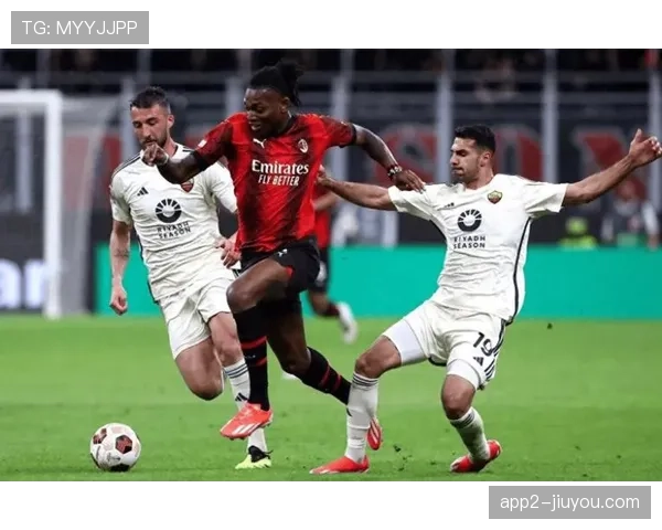 欧联杯：AC米兰全队到达布鲁日 吉鲁状态良好随队训练